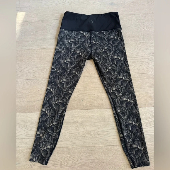 Varley Estrella Legging (Peach Floral)
Size Medium - Picture 6 of 10